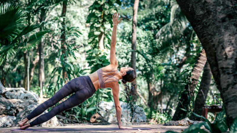 Série (2): 10 Posturas de yoga para equilibrar os chakras