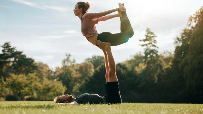 Conheça a força e o equilíbrio do Acro Yoga