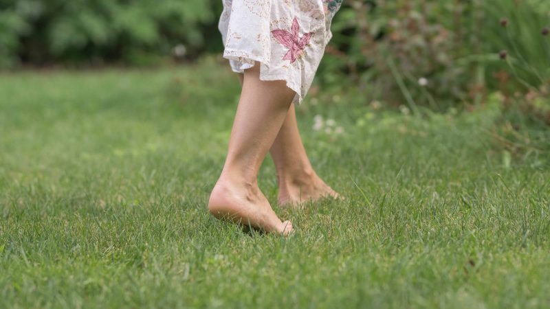 Grounding: como andar descalça beneficía nossa saúde