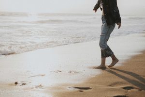 Grounding: como andar descalça beneficía nossa saúde