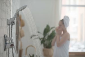 Como transformar sua rotina de banho em uma prática restauradora