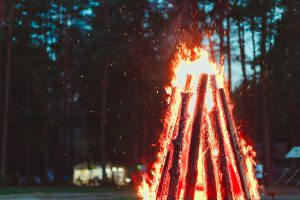 Cerimônias do Fogo: A Força Transformadora das Vivências ao Redor da Fogueira