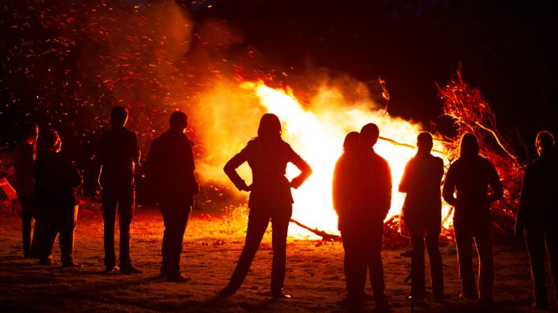 Cerimônias do Fogo: A Força Transformadora das Vivências ao Redor da Fogueira