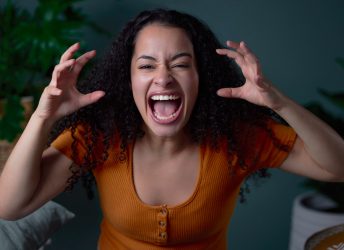 Como controlar a agressividade com práticas holísticas e hábitos naturais