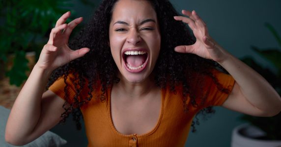 Como controlar a agressividade com práticas holísticas e hábitos naturais