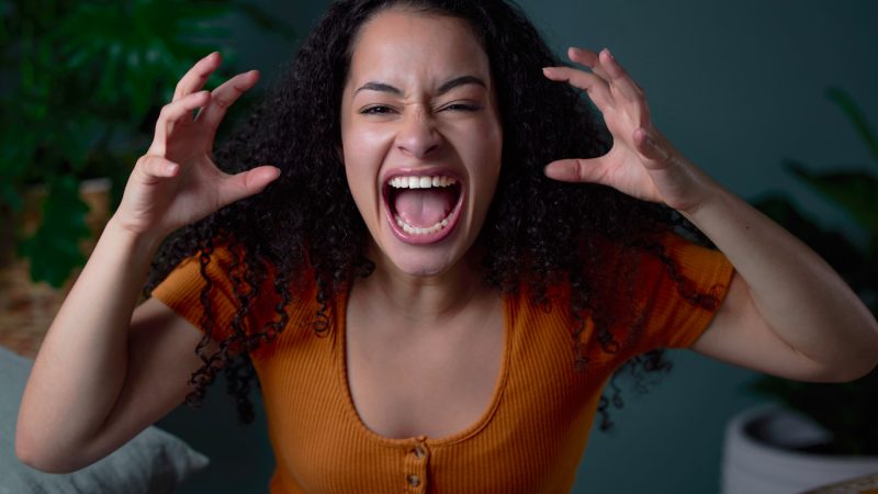 Como controlar a agressividade com práticas holísticas e hábitos naturais