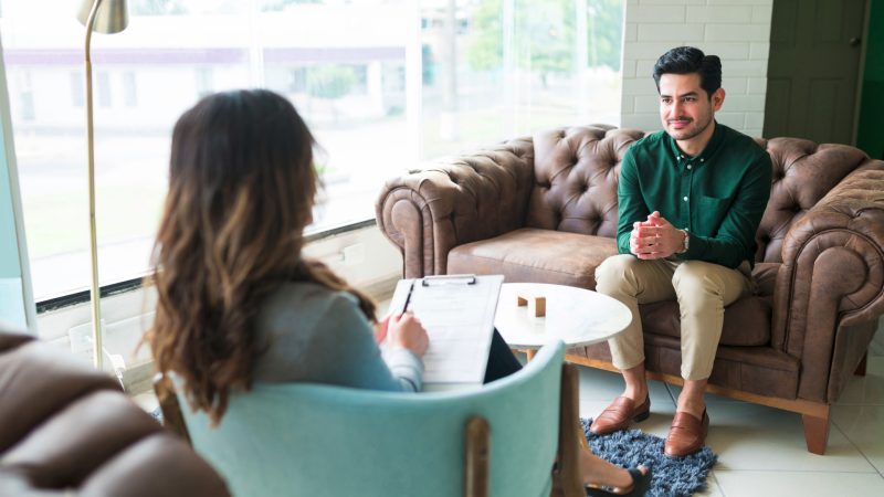 O que é Psicanálise Lacaniana? Entenda a abordagem e como ela difere de Freud e Jung