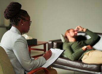 O que é terapia psicossomática e como ela trata dores físicas com origem emocional