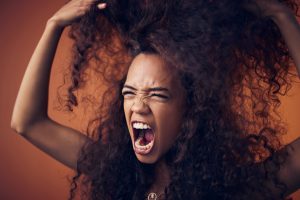 Como controlar a agressividade com práticas holísticas e hábitos naturais