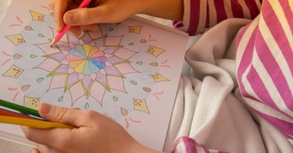 Arteterapia e livros de colorir: uma combinação para mais equilíbrio emocional e bem-estar