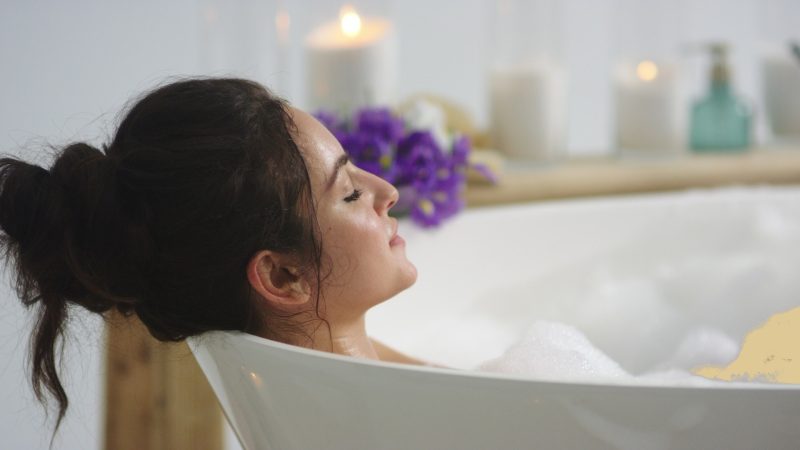Banhos aromáticos: rituais de limpeza energética com óleos essenciais